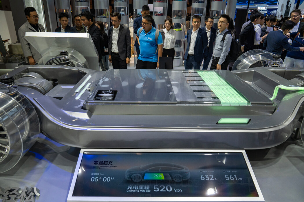 2025年上海車展上展示的一塊寧德時代電動汽車電池。