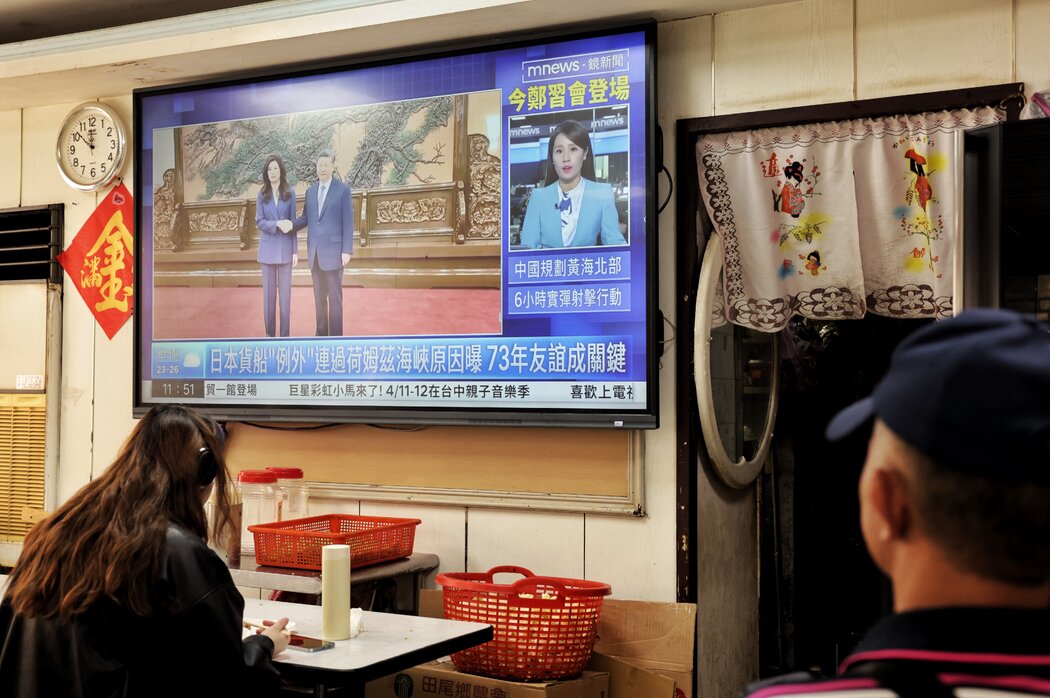 台北的一家餐廳，電視播放著中國國家主席習近平與台灣國民黨主席鄭麗文週五在北京會面的新聞報導。