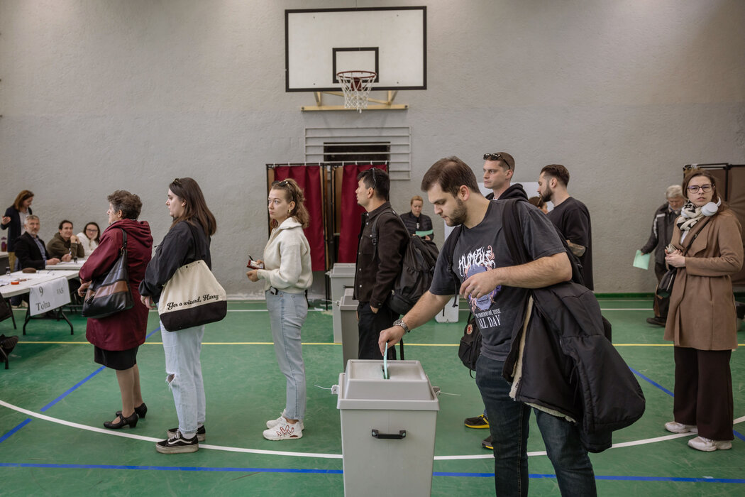 據報導,此次選舉投票率很高。週日,布達佩斯的一個投票站。