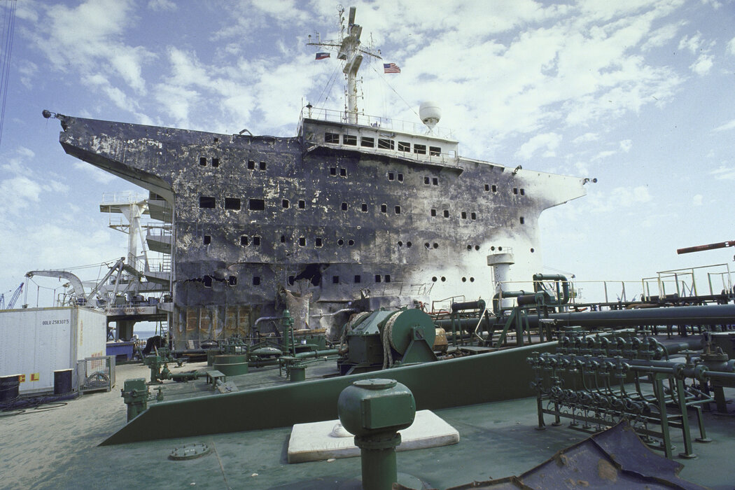 1987年,一艘名為「海島城號」的美國註冊油輪在科威特水域被伊朗導彈擊中後的情景。