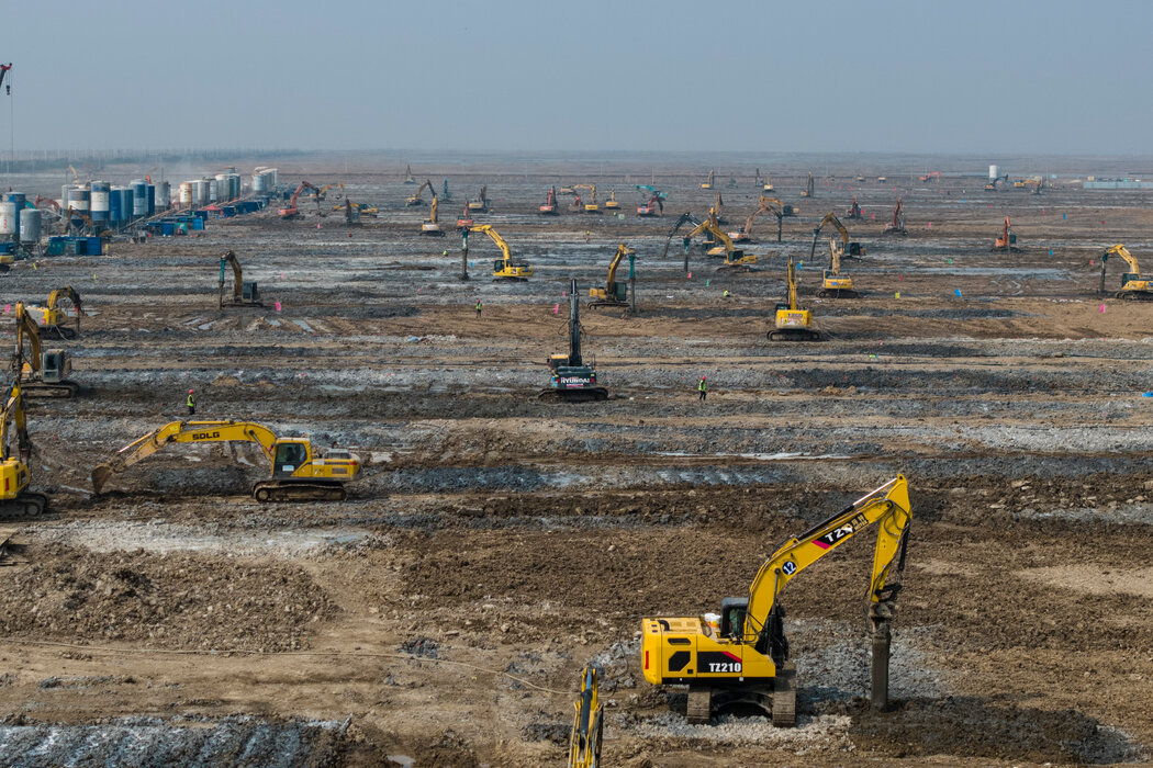 本月,中國鹽城一個寧德時代電池工廠建設工程正在進行場地準備。