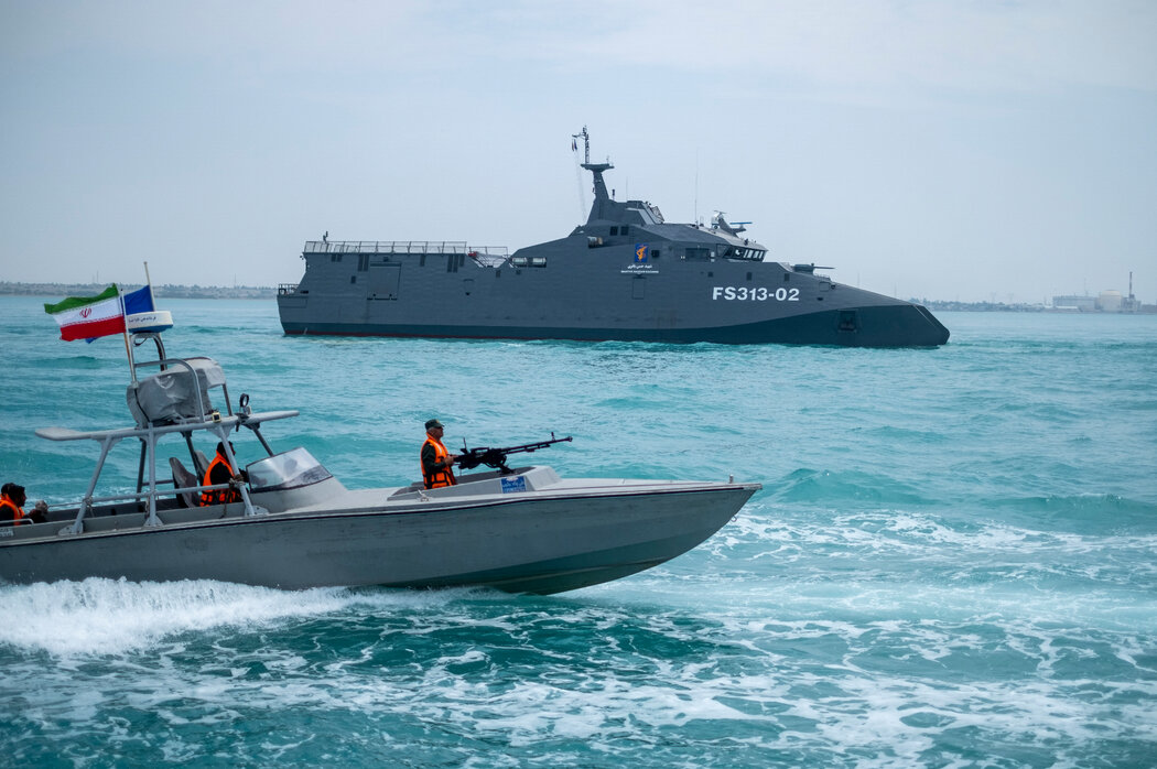 2024年，伊朗伊斯蘭革命衛隊的一艘快艇與一艘海軍艦艇在波斯灣。