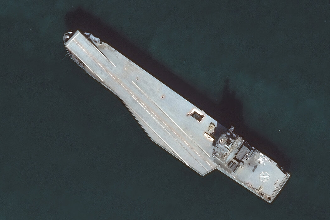 2024年,伊朗一艘名為沙希德·巴格裡號的無人機母艦停泊在伊朗阿巴斯港附近的衛星圖像。