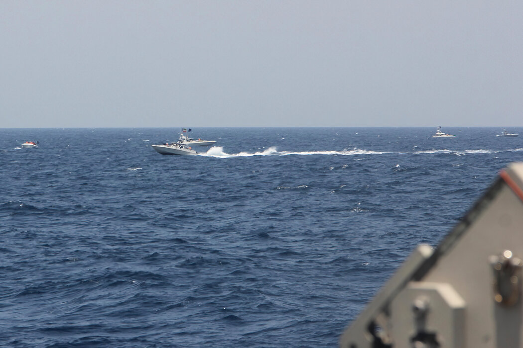 2021年,一艘伊朗革命衛隊海軍的近岸快速攻擊艇(一種配備機槍的快艇)接近正在穿越霍爾木茲海峽的美國海軍艦艇。圖像由美國海軍提供。