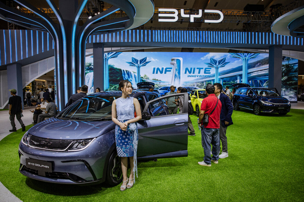 印尼國際車展比亞迪展台的電動車,攝於今年2月。