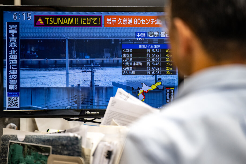 週一地震後，日本電視上播出的海嘯預警畫面。