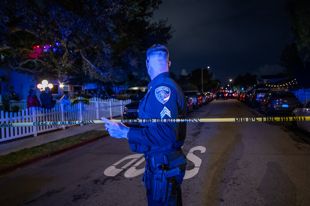 週六晚，FBI探員在加州托倫斯調查嫌疑人關聯住所期間，警方封鎖了周邊街道。