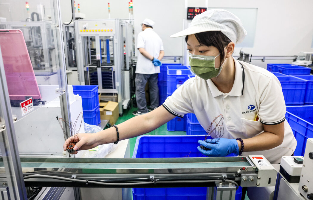 4月,台中,大型無人機企業雷虎科技旗下的實驗室裡,工作人員正在研發無人機零部件。