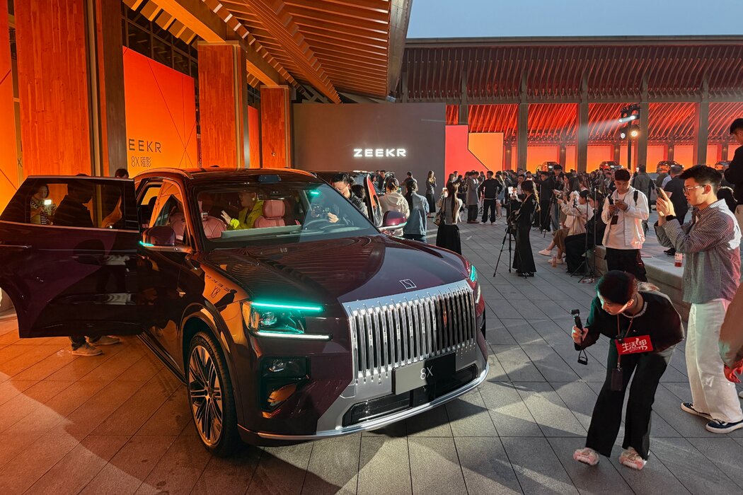 本月在寧波展出的新款Zeekr 8X插電式混合動力SUV模型。
