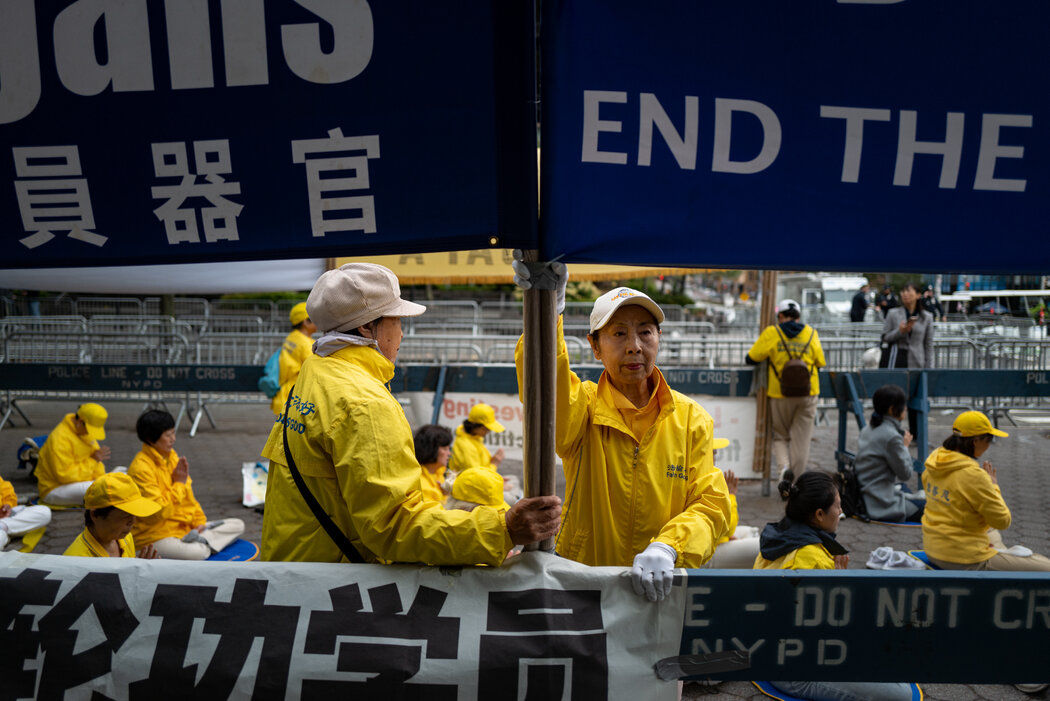 2024年，法輪功學員在曼哈頓進行靜坐抗議。中國政府已將該組織列為非法組織。