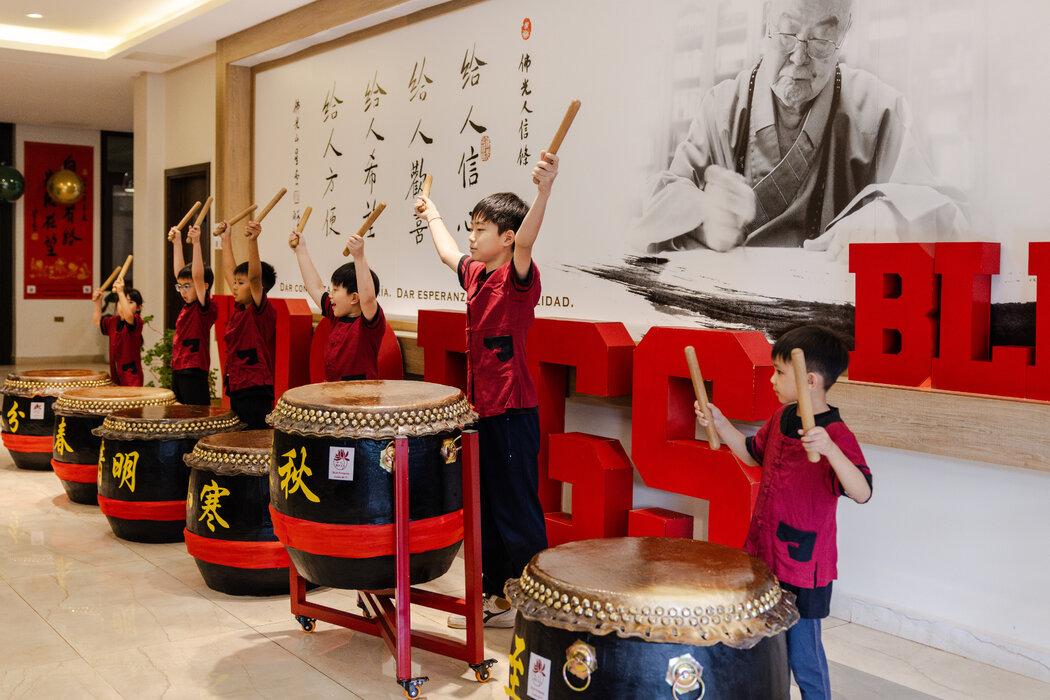 在埃斯特城的台灣佛寺,孩子們表演傳統擊鼓。