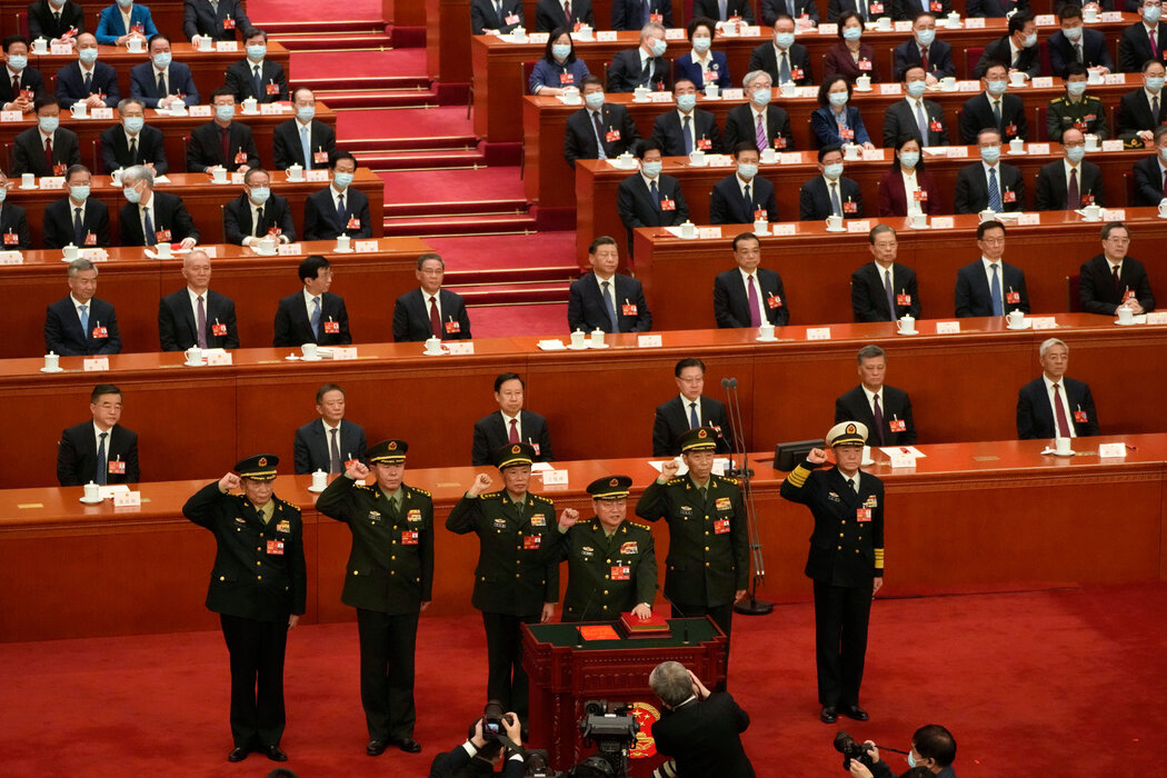 2023年在北京舉行的全國人民代表大會上,中央軍委成員宣誓就職,習近平在主席台上居中就座。如今這些將軍中大多數已被調查或被免職。