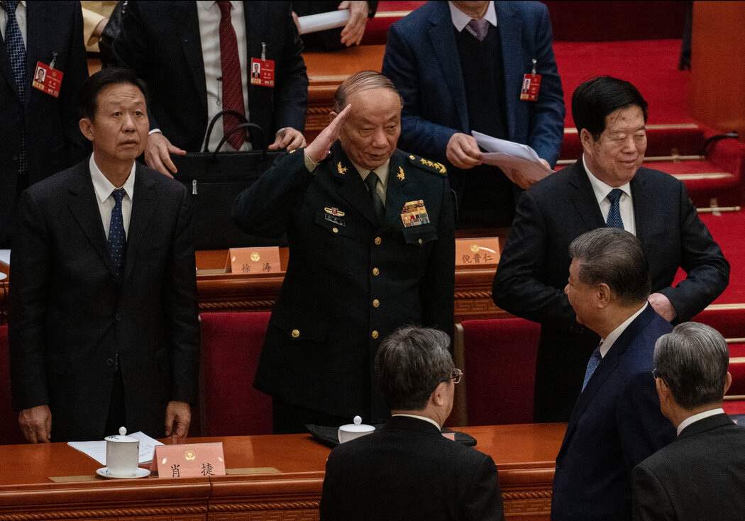 2025年3月在北京人民大會堂,張升民上將向習近平敬禮。