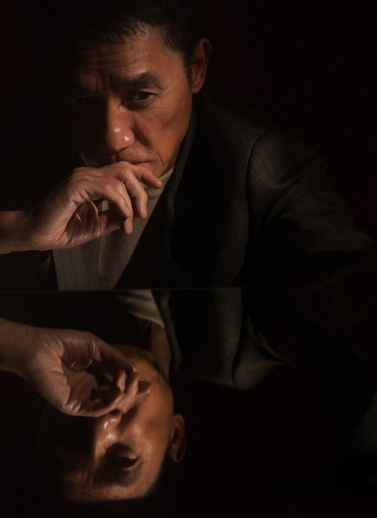 梁朝偉「有一雙會說話的漂亮眼睛」，導演吳宇森說道。「僅憑一個眼神，他就能傳遞出強烈的情感。」