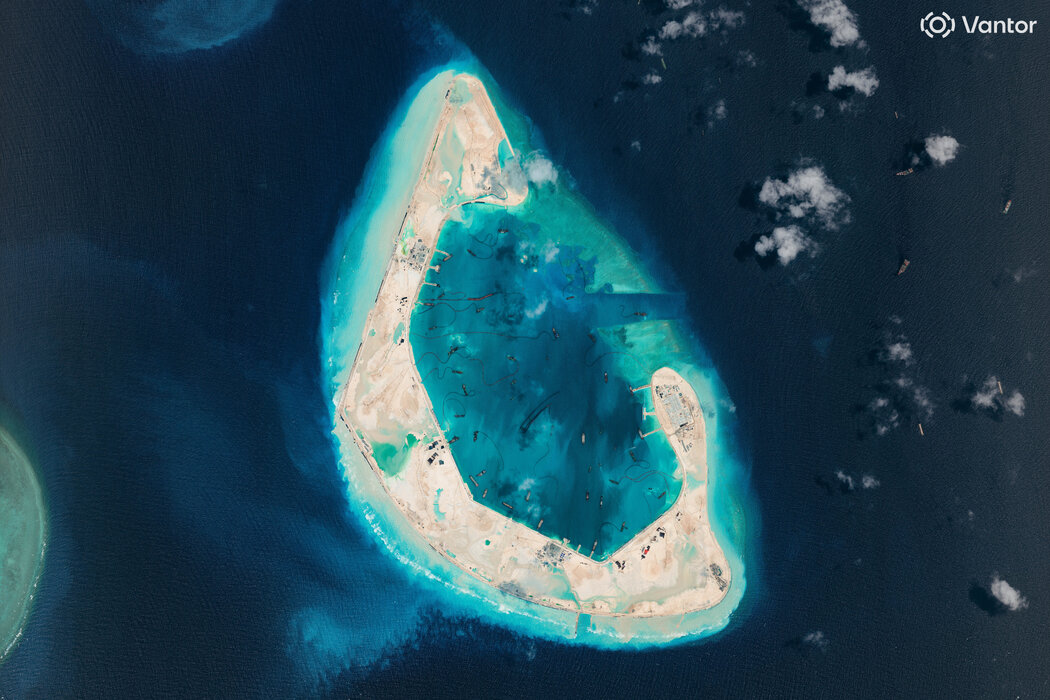 今年4月拍攝的越南海岸附近羚羊礁衛星圖像。通過建設這樣的人工島嶼，中國得以擴大在南海爭議海域的控制範圍。