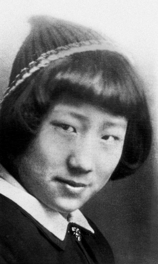 夏德鴻大約13歲時。青少年時期,由於中華民國時期女性遭受的惡劣待遇,她成了一名堅定的共產主義者。