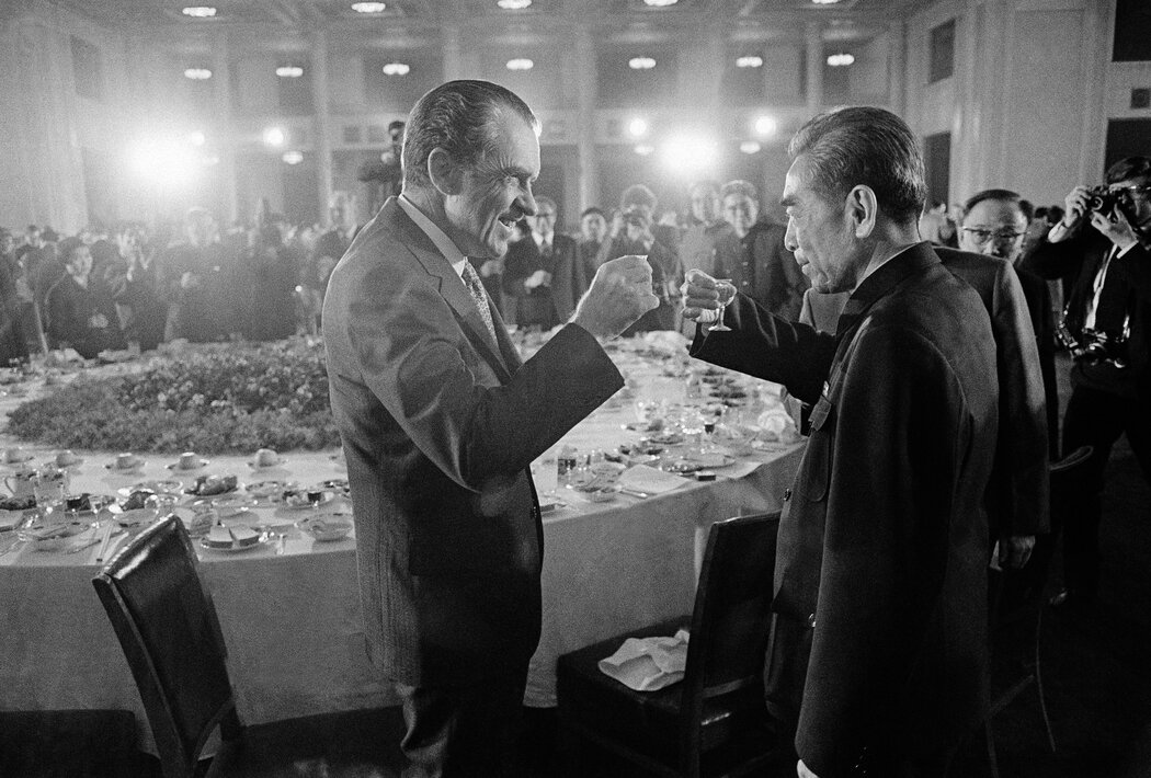 1972年，尼克森在宴會上向中國總理周恩來敬酒。