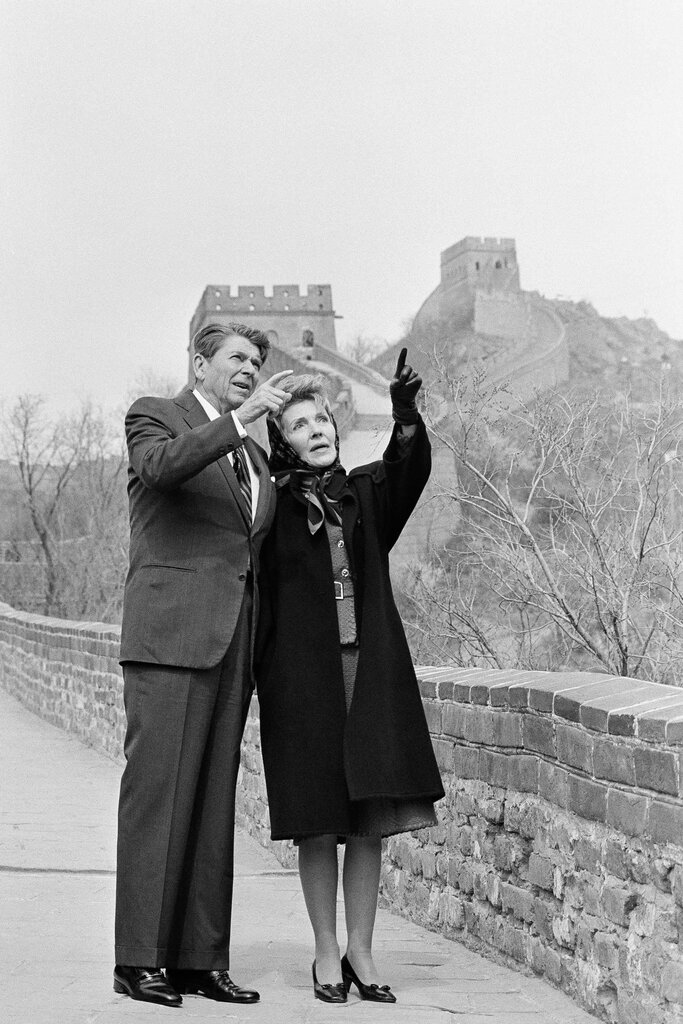 1984年，雷根總統和第一夫人南希·雷根參觀中國長城。