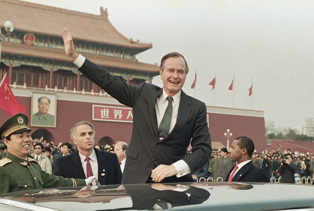 1989年2月，老布希總統在天安門廣場。幾個月後，中國軍隊在同一地點槍殺了數百乃至數千名抗議者。