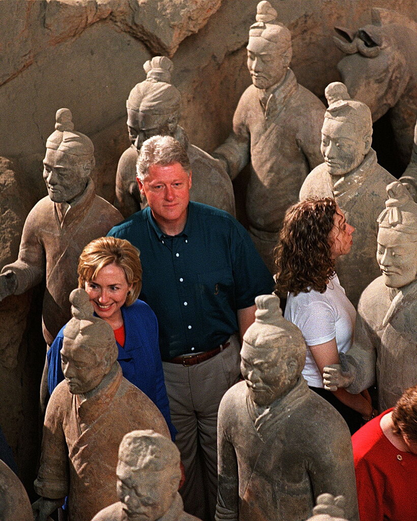 1998年，柯林頓總統與妻子希拉蕊·柯林頓及女兒切爾西一同參觀兵馬俑發掘現場。