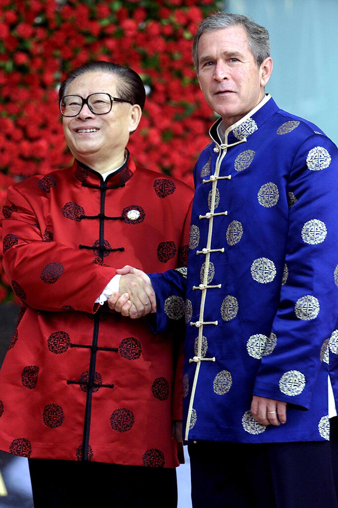 2001年，小布希總統在上海舉行的亞太經合組織峰會上與中國國家主席江澤民握手。