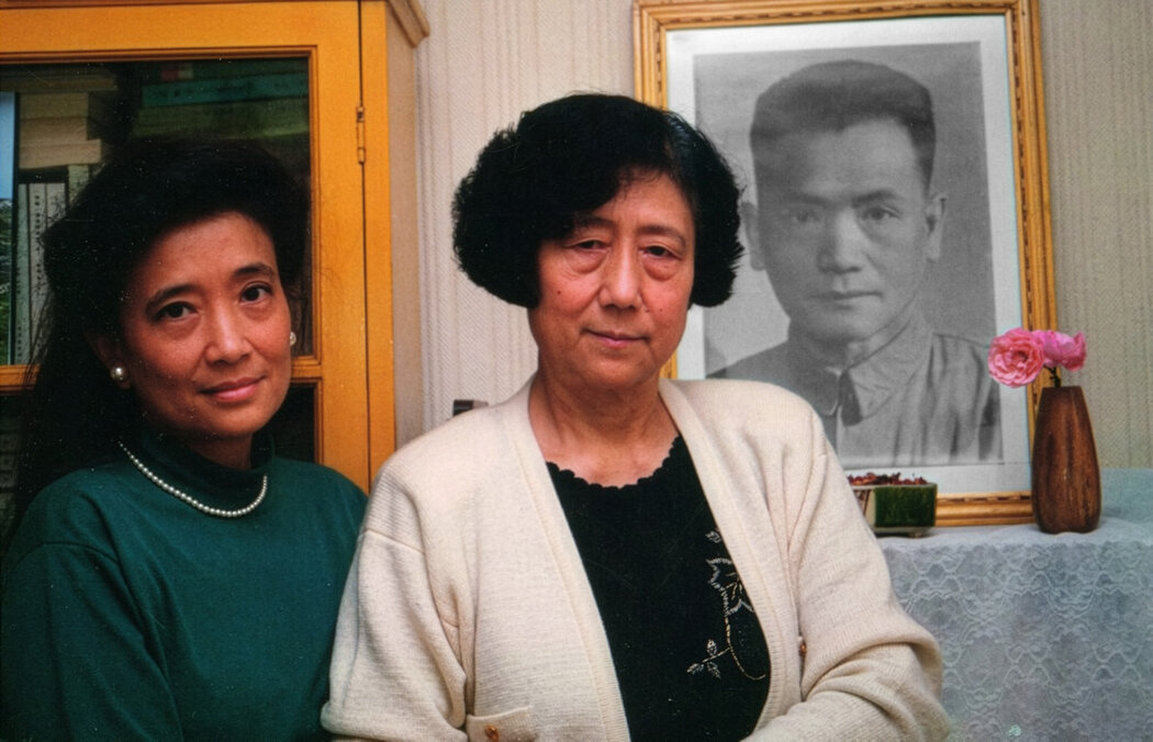 夏德鴻（右）與女兒張戎站在一起。張戎是1991年暢銷回憶錄《鴻》的作者，該書講述了她們一家的故事。照片拍攝於夏德鴻的卧室，背景是張戎父親的一幅肖像畫。