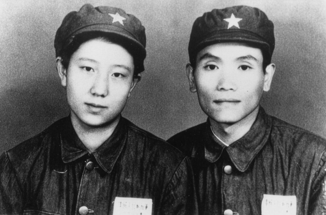 1949年,新婚的夏德鴻和丈夫張守愚身著共產黨軍裝,踏上了前往四川的漫長旅程。