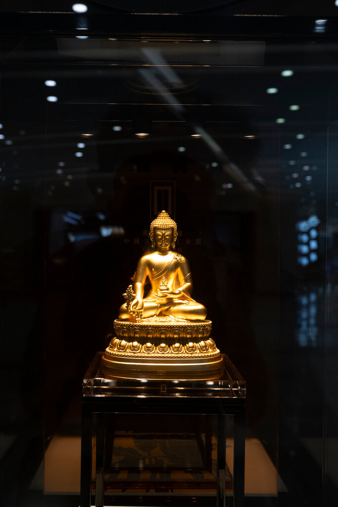 店裡擺放著一尊黃金佛像。