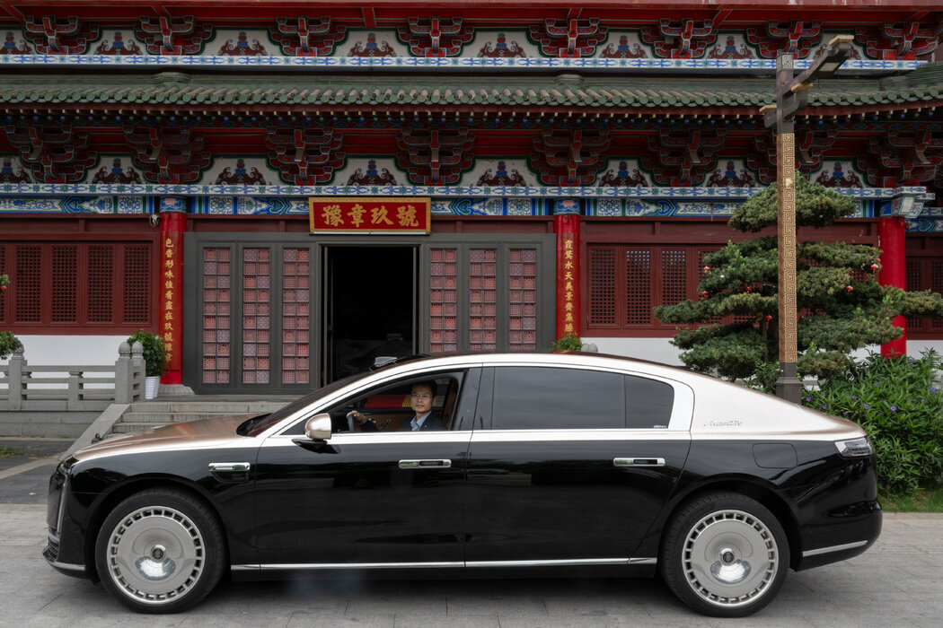 李茂載駕駛著由華為和江淮汽車聯合打造的尊界S800轎車。