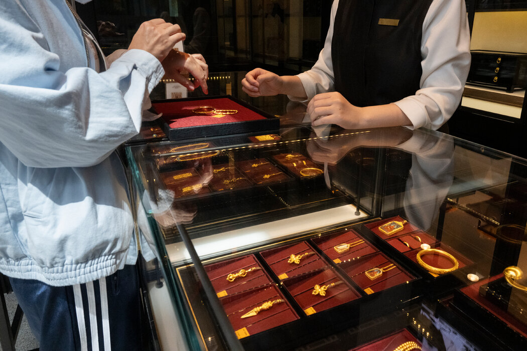 北京的老鋪黃金門店,其產品融入了故宮的元素。