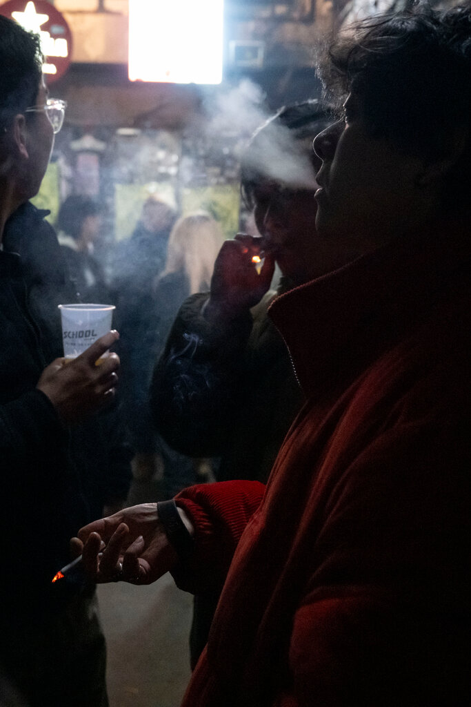 酒吧吸煙區裡的吸煙者。