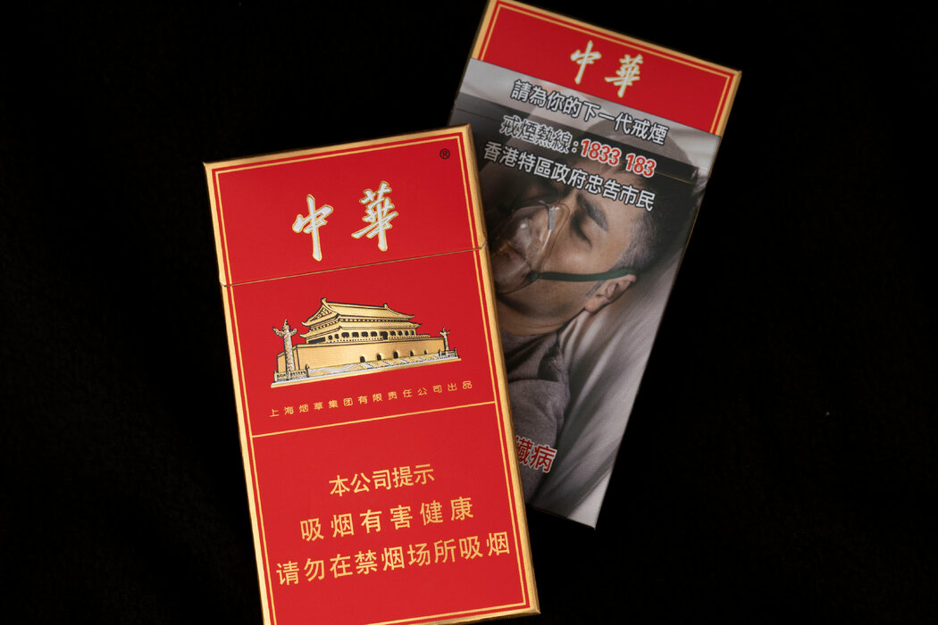 中國的煙草包裝上印有簡短的警示語以及天安門等國家象徵的圖片。相比之下，香港煙盒上的圖文健康警示佔據標籤大部分面積。