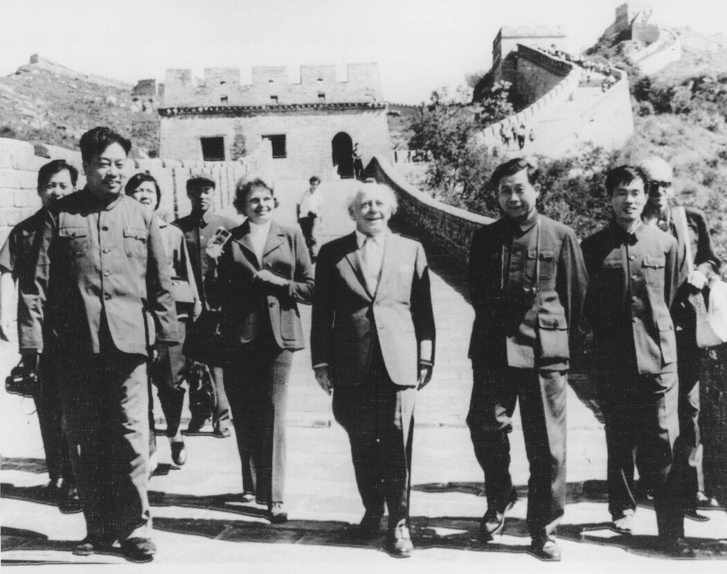 1973年，時任費城交響樂團指揮的尤金·奧曼迪（中）在長城遊覽。