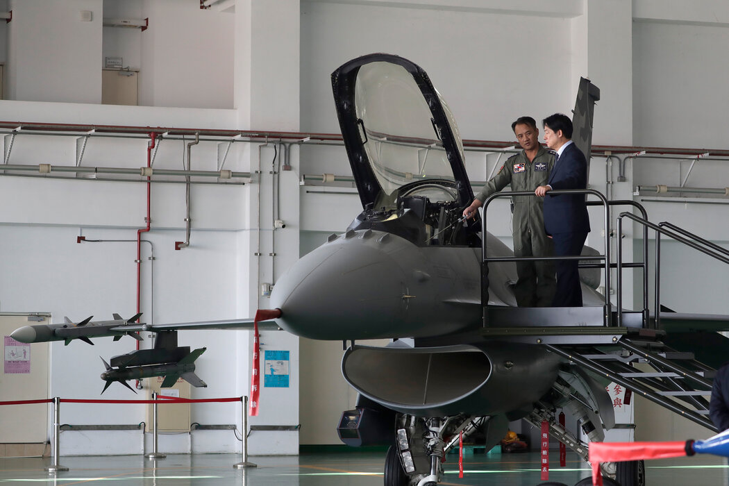 台灣總統賴清德（右）去年在台灣東部某軍事基地視察一架美國製造的戰鬥機。