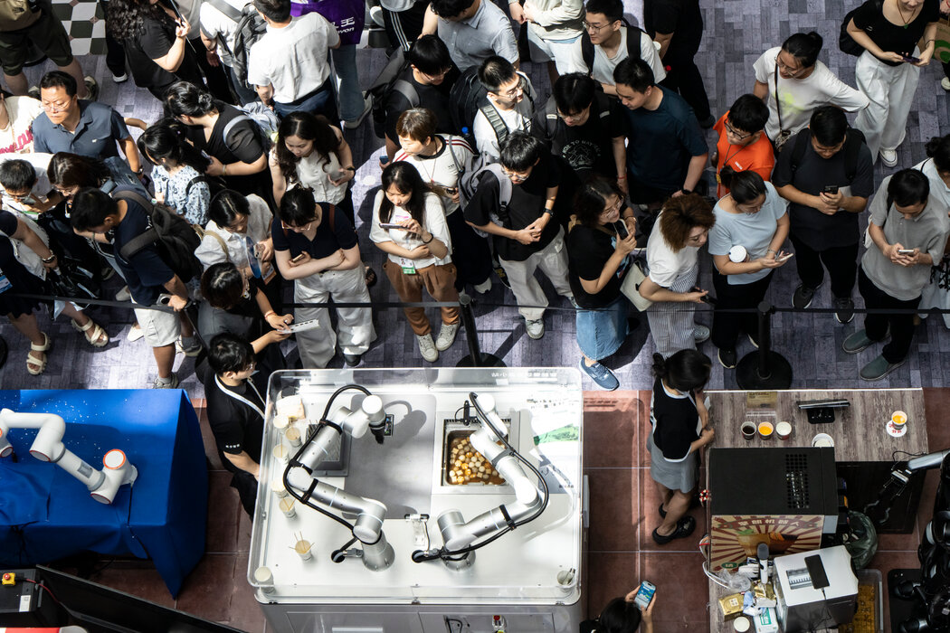 機器人與人工智慧正在重塑中國的勞動形態,截至2024年,中國工廠中已有超過200萬台機器人投入運行。