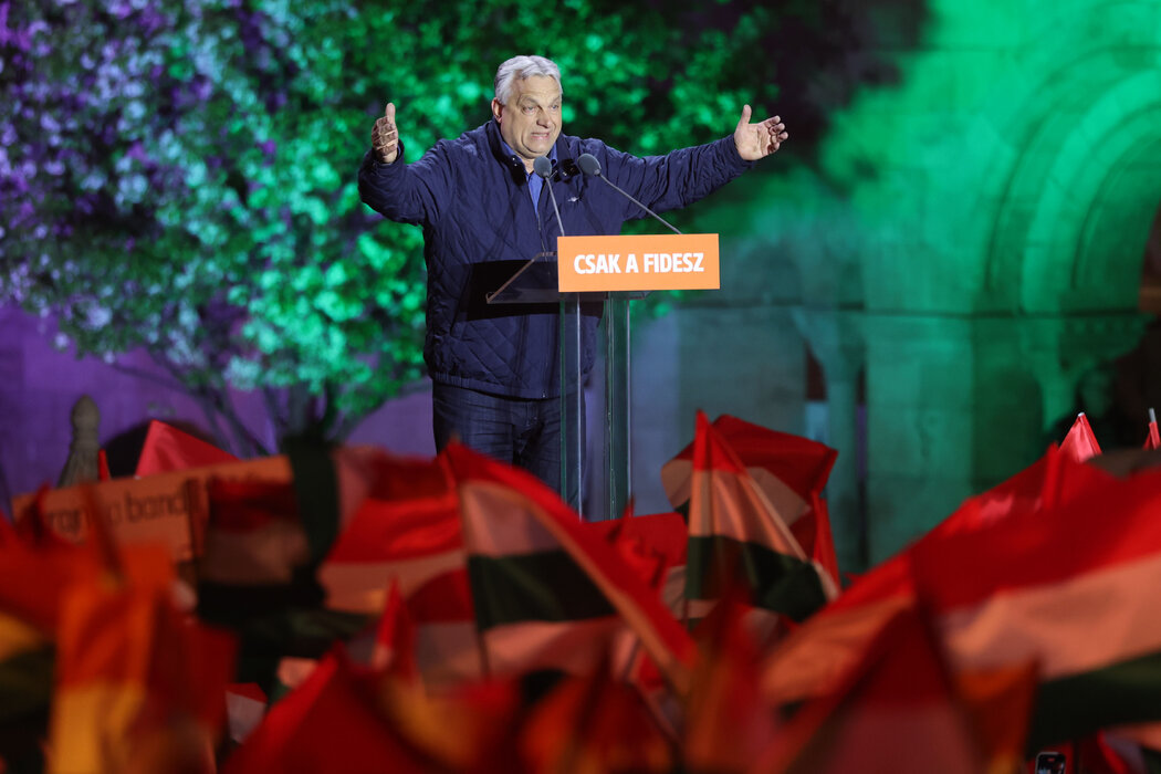 匈牙利總理歐爾班在4月舉行的最後一場競選集會上。儘管他已在司法系統、新聞媒體等各個領域安插了親信,還是在選舉中落敗。