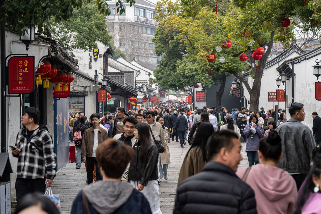 在中國,家庭大部分儲蓄都放在房產上,四分之一的城市家庭擁有兩套或以上住房。