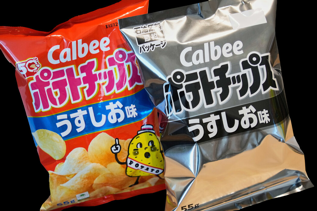 日本食品巨頭卡樂比表示，由於石腦油短缺，該公司被迫將薯片的包裝更換為黑白樣式。