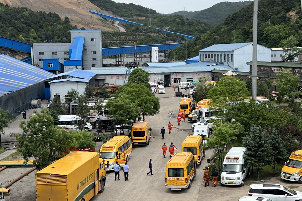 週六，救援人員在中國山西省留神峪煤礦發生致命爆炸的現場進行救援。