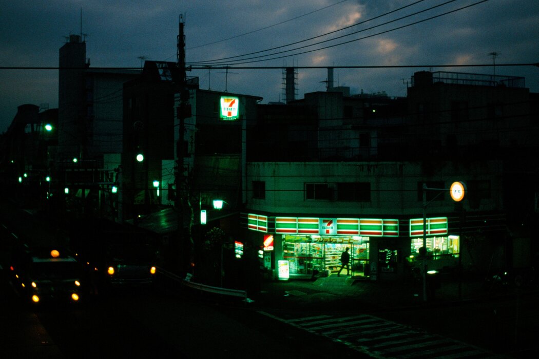 日本首家7-Eleven門店，攝於1988年。在鈴木敏文的領導下，便利店開始重塑日本人的日常生活。