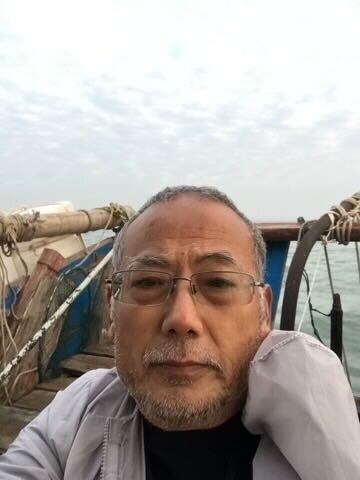 由盛雪分享給《紐約時報》的一張照片。2019年董廣平嘗試游泳前往台灣失敗,在中國近海被一艘漁船救起後,拍下了這張自拍照向她報平安。