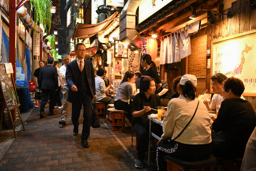 東京新宿區一條遍布餐廳的街道。