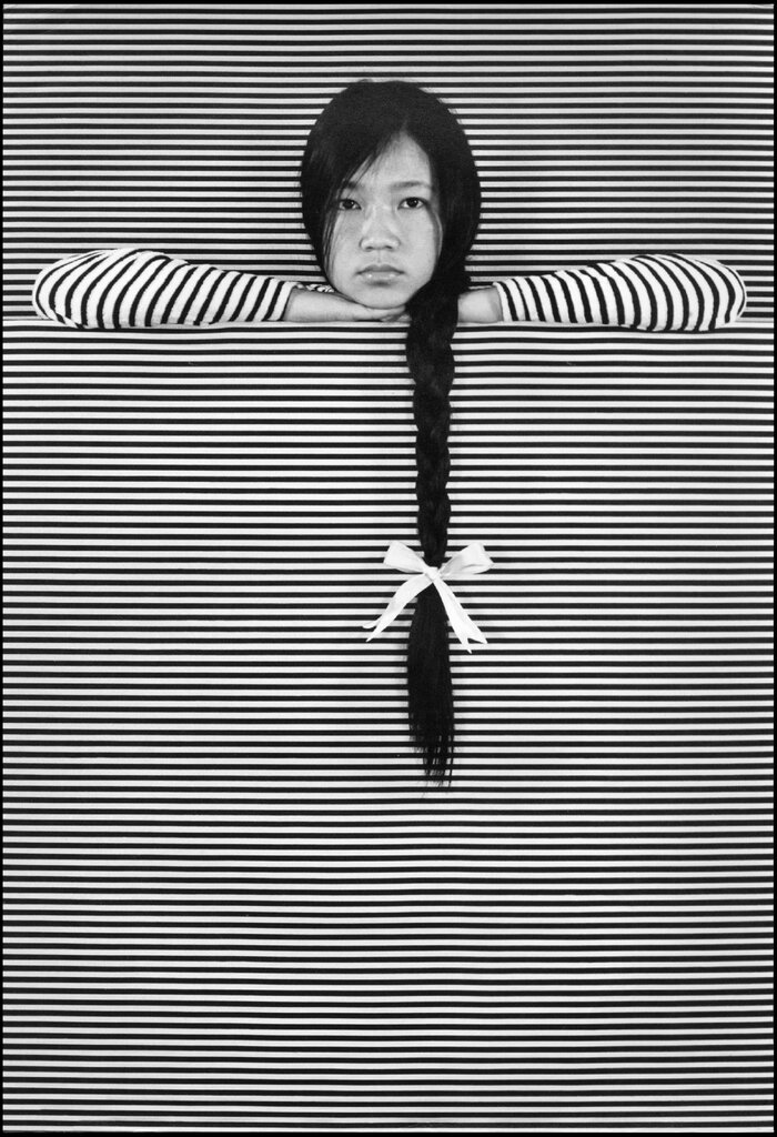 在《辮子》這幅作品中，常惠珍讓女兒安妮·龐身著條紋裝，在條紋背景前擺出姿勢。