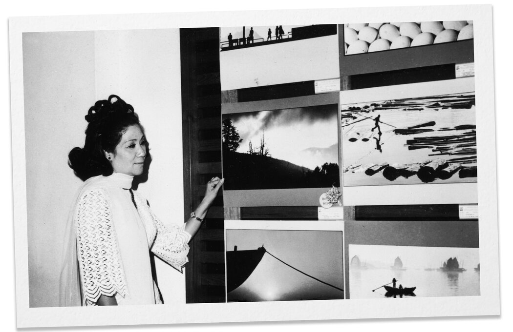 1960年代末，常惠珍站在香港展覽現場，身旁是她的作品。