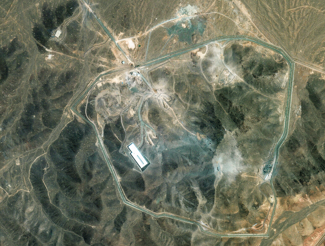 衛星圖像顯示2025年6月美軍空襲後的伊朗福爾多核濃縮設施。