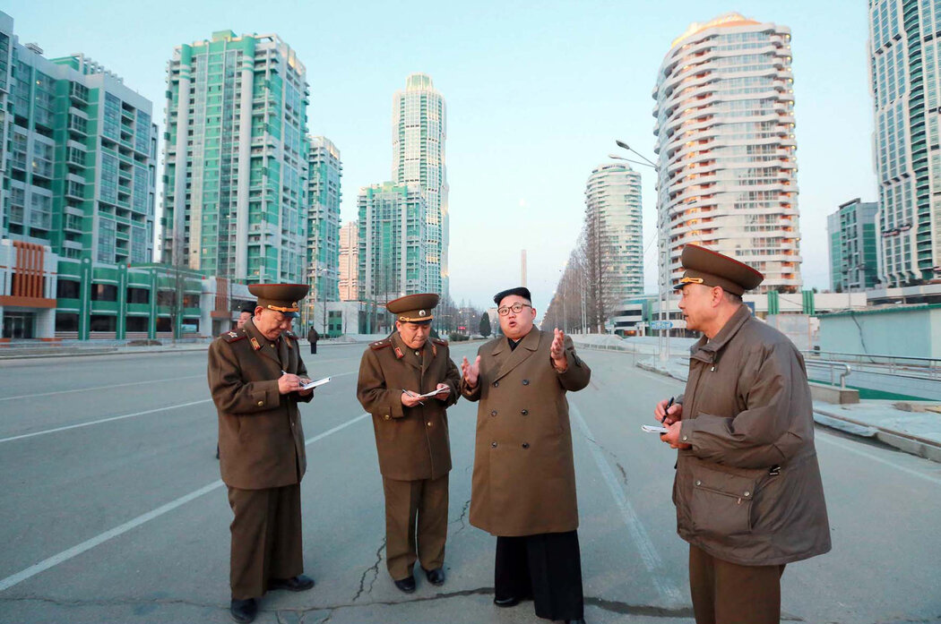 儘管金正恩迅速推動了平壤的發展，但這座城市仍缺乏足夠的電力來驅動高層建築中的電梯。