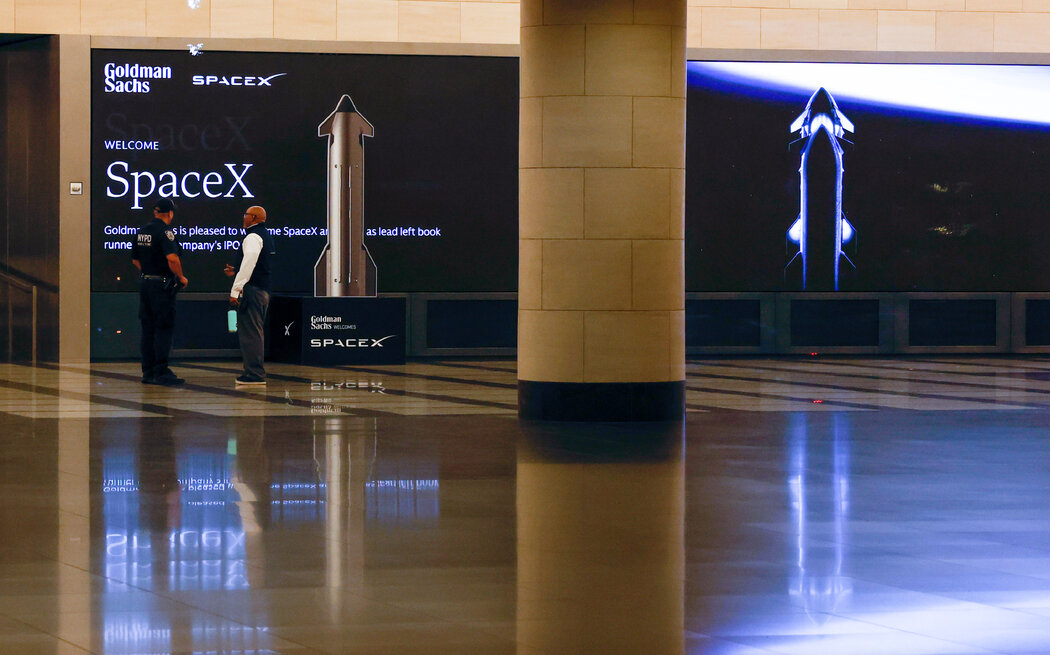 紐約高盛總部大堂內的SpaceX標識。