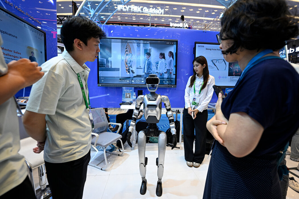 4月，廣州的一場博覽會上參展的一家中國企業製造的機器人。本週，北京出台了旨在放緩中國企業出海的新規定。