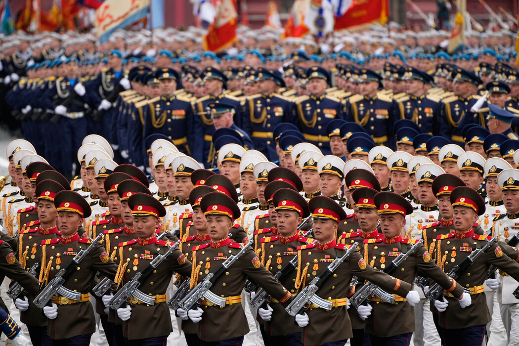 今年5月，莫斯科一場閱兵式上的朝鮮軍人。2024年，平壤與莫斯科重啟冷戰時期的共同防禦承諾。