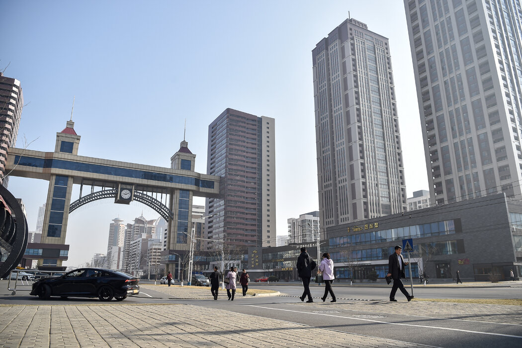 平壤街景，攝於3月。俄羅斯向朝鮮輸送了價值數十億美元的石油、糧食、武器及其他援助，為其提供了巨大幫助。